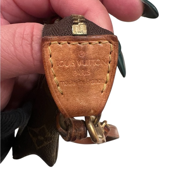 LV Pochette - Picture 3 of 7